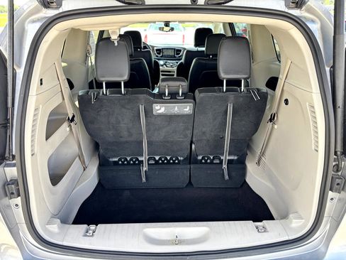Used 2018 Chrysler Pacifica Touring-L image 22