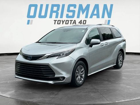 Used 2025 Toyota Sienna XLE FWD image 3