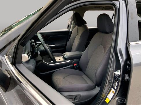 Used 2024 Toyota Highlander LE FWD image 8