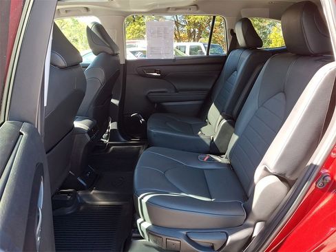 Used 2020 Toyota Highlander XLE image 10