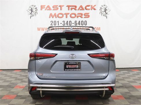 Used 2023 Toyota Highlander XLE image 5