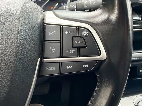 Used 2022 Toyota Highlander XLE AWD/4WD image 38