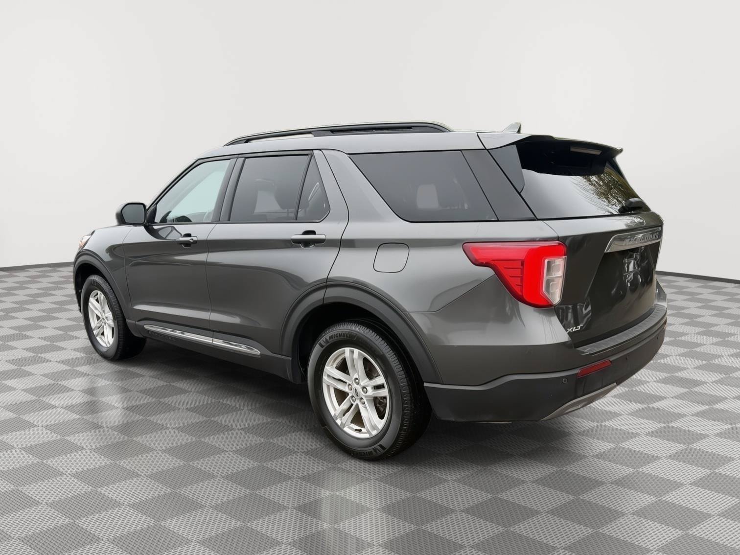 Used 2020 Ford Explorer XLT w/ Equipment Group 202A AWD/4WD image 5