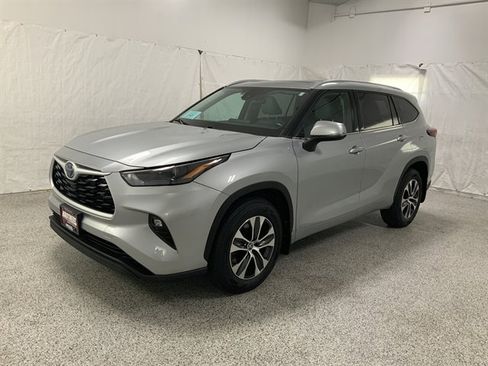 Used 2022 Toyota Highlander XLE image 2
