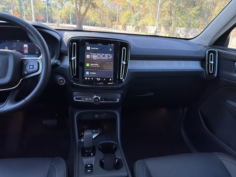 Certified 2025 Volvo XC40 B5 Core image 31