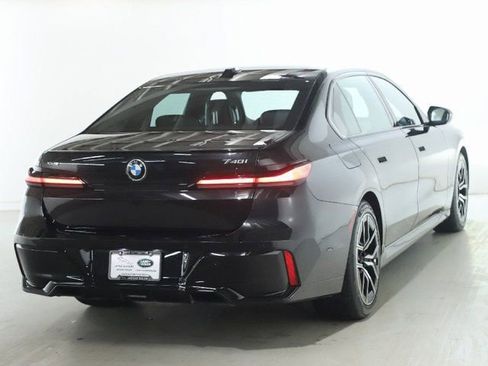 Used 2025 BMW 740i xDrive image 9