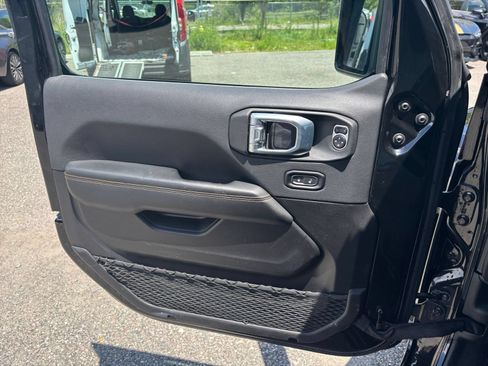 Used 2025 Jeep Wrangler Unlimited Sahara AWD/4WD image 15