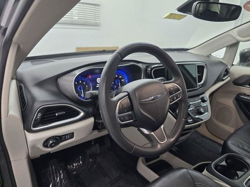 Used 2022 Chrysler Pacifica Touring-L FWD image 11