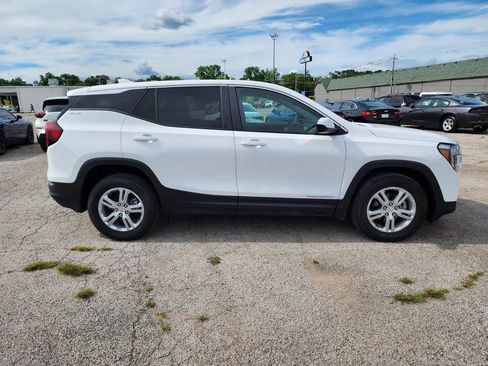 Used 2024 GMC Terrain SLE image 2