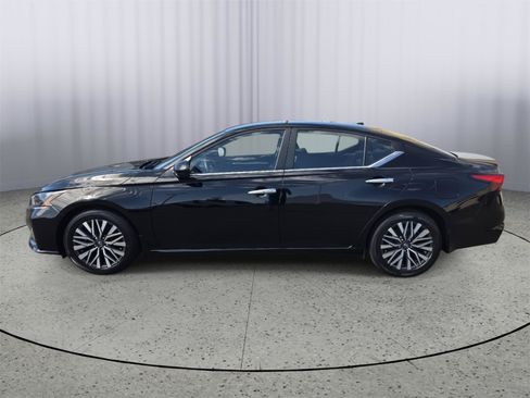Used 2023 Nissan Altima 2.5 SV FWD image 2