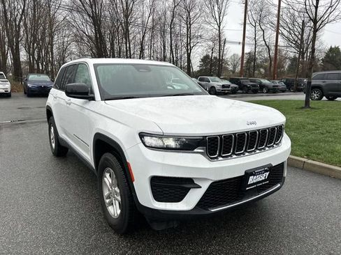 Used 2023 Jeep Grand Cherokee Laredo AWD/4WD image 2