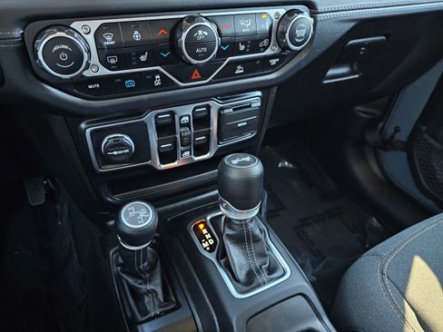 Used 2025 Jeep Wrangler Unlimited Sahara AWD/4WD image 42