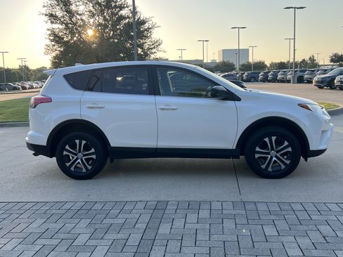 Used 2018 Toyota RAV4 LE FWD image 10