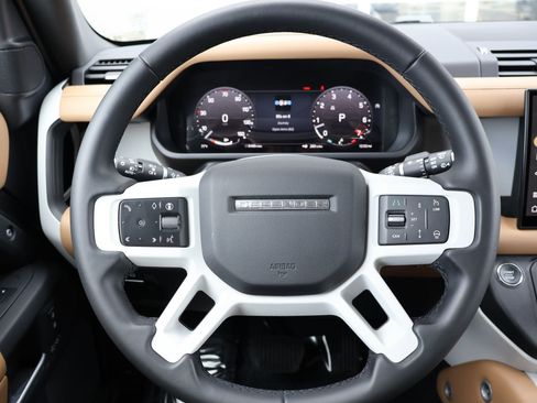 Used 2025 Land Rover Defender 130 X-Dynamic SE image 15