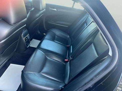 Used 2019 Chrysler 300 Limited RWD image 12