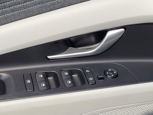 New 2025 Hyundai Elantra Limited image 10