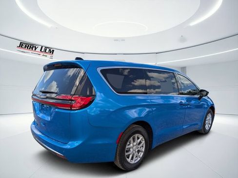 New 2026 Chrysler Pacifica Select FWD image 3