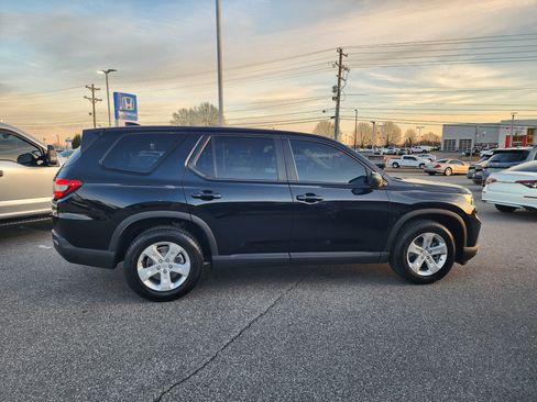 Used 2023 Honda Pilot LX image 3