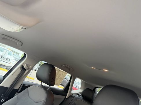 Certified 2022 Volkswagen Taos SE FWD image 18