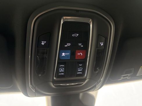 New 2025 Jeep Grand Cherokee Laredo image 12