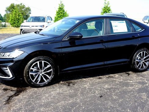 New 2025 Volkswagen Jetta SE image 2
