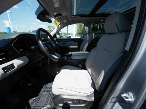Used 2025 Honda Pilot Elite image 9