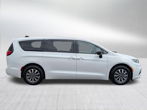 Used 2024 Chrysler Pacifica Limited FWD image 8