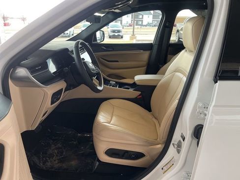 Used 2024 Jeep Grand Cherokee Limited w/ Luxury Tech Group II image 11