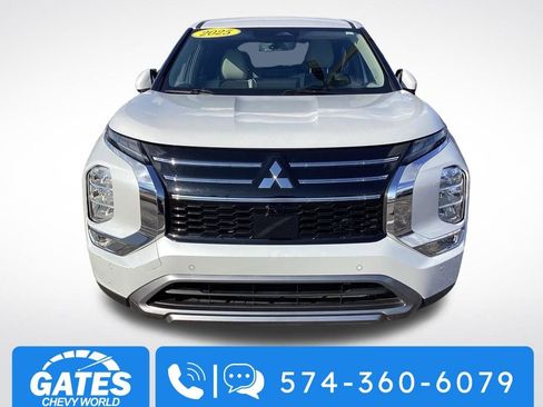 Used 2025 Mitsubishi Outlander SE FWD image 2