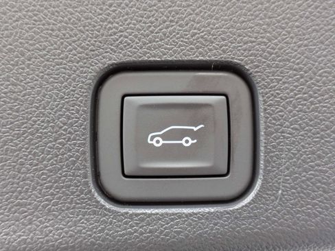 Used 2025 Chevrolet Traverse LT w/ Driver Confidence Package FWD image 8