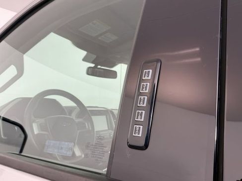 Used 2018 Ford F150 Lariat w/ Equipment Group 502A Luxury AWD/4WD image 11