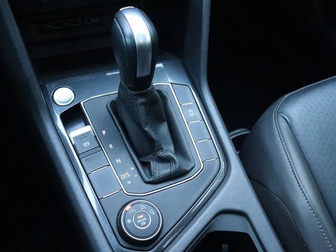 Used 2020 Volkswagen Tiguan SE w/ Panoramic Sunroof Package image 25