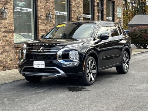 Used 2025 Mitsubishi Outlander SE image 1