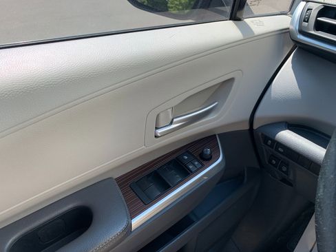 Used 2022 Toyota Sienna XLE AWD/4WD image 14