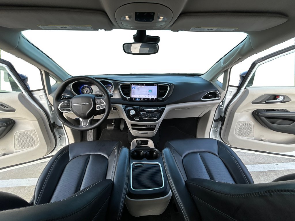 Used 2024 Chrysler Pacifica Touring-L FWD image 12