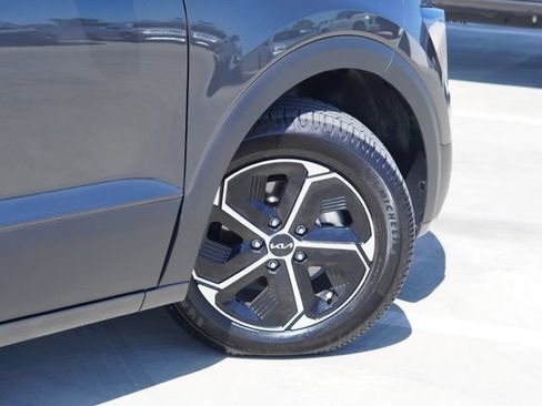 Used 2025 Kia Niro EX FWD image 9