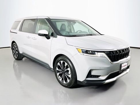Used 2024 Kia Carnival EX FWD image 4