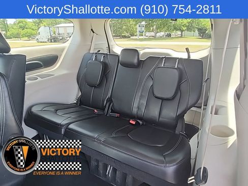 Certified 2024 Chrysler Pacifica Limited FWD image 25