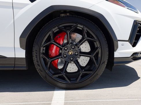 Used 2023 Lamborghini Urus Performante AWD/4WD image 18