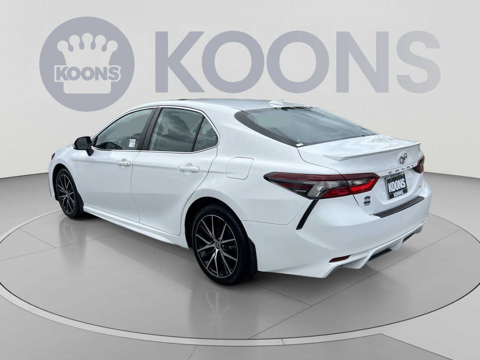 Used 2023 Toyota Camry SE w/ Cold Weather Package FWD image 4