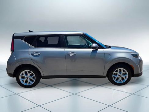 Used 2024 Kia Soul LX w/ Option Group 015 FWD image 4