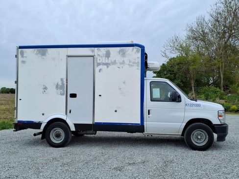 Used 2024 Ford E-350 and Econoline 350 Super Duty w/ Power Windows & Locks Group RWD image 4