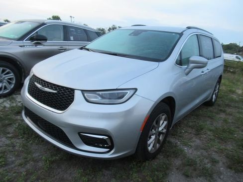 Used 2022 Chrysler Pacifica Touring-L AWD/4WD image 3