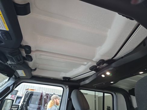 New 2026 Jeep Gladiator Sport AWD/4WD image 30