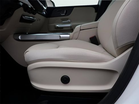 New 2025 Mercedes-Benz GLB 250 4MATIC image 38