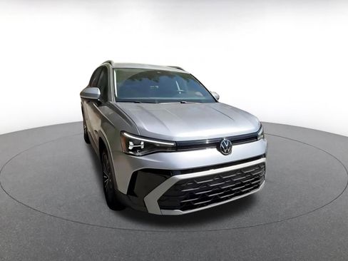Used 2025 Volkswagen Taos SE image 3
