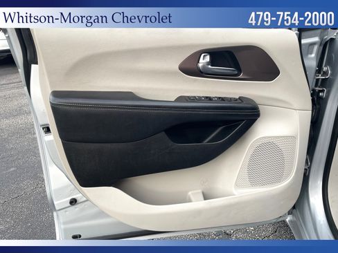 Used 2022 Chrysler Voyager LX image 11