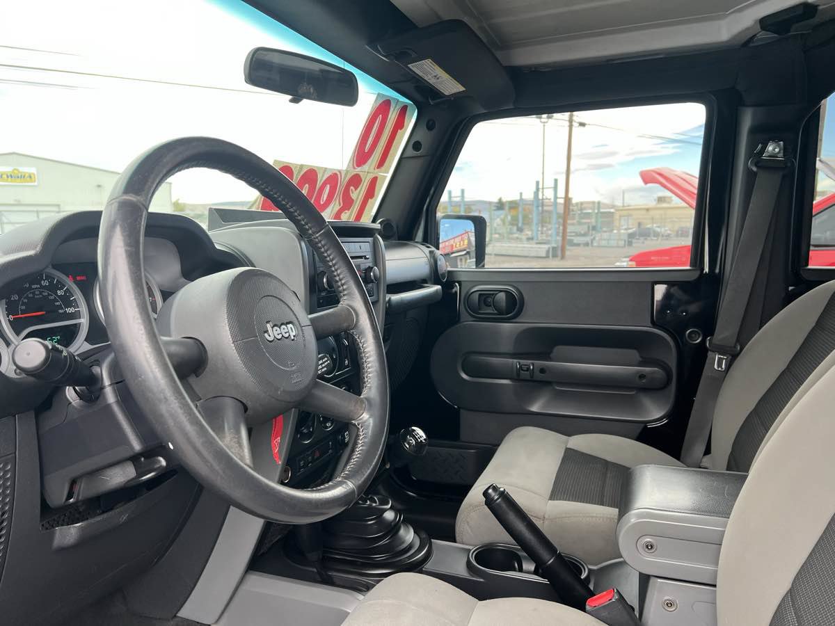 Used 2010 Jeep Wrangler Unlimited Rubicon w/ Dual Top Group AWD/4WD image 9