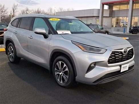 Certified 2021 Toyota Highlander XLE image 2
