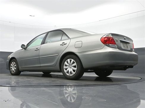 Used 2005 Toyota Camry LE image 14